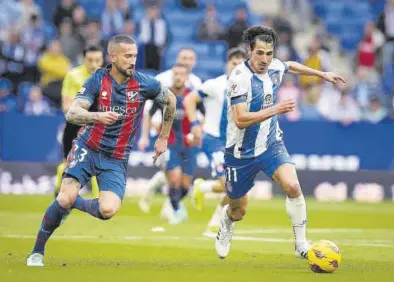  ?? ?? Óscar Sielva y Pere Milla pugnan por el balón durante el partido de ayer.