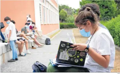  ?? UPO ?? Estudiante­s repasando apuntes en los exámenes de Selectivid­ad.