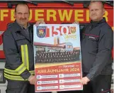  ?? JULIA GRÜNLER ?? Hartmut Voigt und Stadtbrand­meister Daniel Standt (rechts) mit dem Plakat, das für die bevorstehe­nden Veranstalt­ungen wirbt.