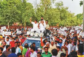  ?? PTI ?? AAP leaders Ram Niwas Goyal and Sushil Gupta (left) address party workers during the march from Mandi House to the Prime Minister’s residence in support of Delhi Chief Minister Arvind Kejriwal’s sit-in at the lieutenant-governor’s office, in New Delhi...