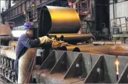  ?? JIANG XUEQING / CHINA DAILY ?? A Serbian worker operates machinery at HBIS Group Serbia Iron &amp; Steel on Aug 7. The Chinese steel material producer HBIS bought out Serbia’s Smederevo steel plant in April 2016.