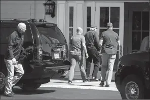  ?? The New York Times/AL DRAGO ?? President Donald Trump (center, in hat) arrives Sunday at Trump National Golf Club in Sterling, Va. Aides said he would have lunch, make phone calls and perhaps hit a few golf balls.