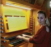  ?? Foto: Hermann Schmid ?? Die neue Kantorin Maria Schemm nahm an der Orgel Platz und gestaltete die Musik.