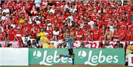  ??  ?? O atacante Luan, do Grêmio, comemora o primeiro gol da equipe tricolor no clássico contra o Inter, no estádio Beira-Rio