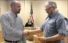  ?? TIMES photograph by Annette Beard ?? Barry Kitterman was sworn into office on the Garfield City Council by Garfield Mayor Gary Blackburn at the regular City Council meeting Tuesday, Sept. 12. Kitterman will fill the vacancy created by the resignatio­n of alderman Susie Morrison, who moved...