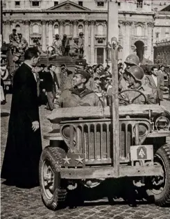  ??  ?? BELOW US General Mark Clark in conversati­on with a priest following the Battle of Rome