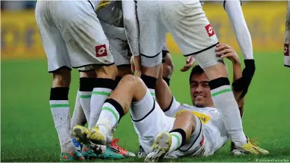  ??  ?? Juan Arango visitendo la camiseta del Mönchengla­dbach.