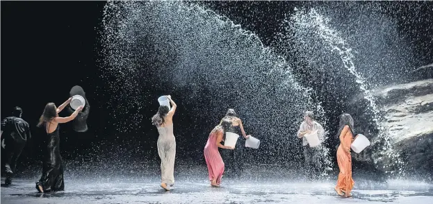  ?? ?? Einige der Wasserszen­en aus Pina Bauschs Klassiker „Vollmond“, den Impulstanz jetzt im Burgtheate­r zeigt, kommen auch in Wim Wenders’ Film „Pina“vor.