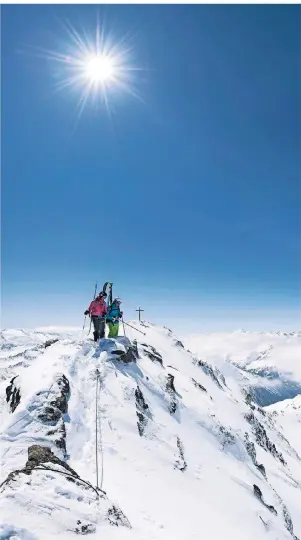 ?? FOTO: ANDRE SCHÖNHERR/TVB STUBAI TIROL ?? In ungesicher­tes Alpingelän­de – wie hier am Stubaier Gletscher – sollten sich nur geübte Skifahrer mit passender Ausrüstung wagen.