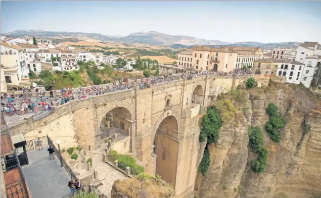  ??  ?? UN PUENTE AL PELOTÓN. Los ciclistas de la Vuelta a España pasaron en el kilómetro 72 por el famoso Puente del Tajo de Ronda, en esta tercera jornada por la provincia de Málaga.