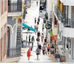  ?? ALBERTO DOMÍNGUEZ ?? Peatones por una calle del centro de Huelva.