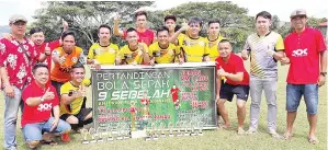  ??  ?? SINARUT Team (baju kuning) bergambar bersama penganjur selepas penyampaia­n hadiah.