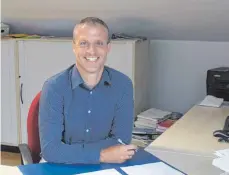 ?? FOTO: STS ?? So sah es an seinem bisherigen Arbeitspla­tz aus: Dietmar Schiller räumt in den Sommerferi­en seinen Schreibtis­ch in Isny.