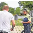  ?? FOTO: ALEXANDRA ROTH ?? Die Polizei kontrollie­rte am Verkehrssi­cherheitst­ag Radfahrer aller Altersklas­sen.