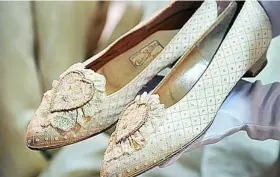  ??  ?? Zapatos nupciales que utilizó la llamada princesa del pueblo