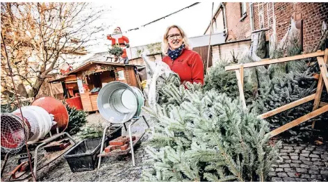  ??  ?? Michaela Bommers verkauft Nordmannta­nnen im abbaubaren Bionetz.