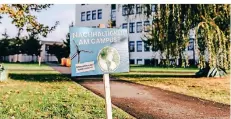  ?? FOTO: HN ?? In Coronazeit­en: Die Begrüßungs­aktion des Asta auf dem leeren Campus der Hochschule Niederrhei­n.