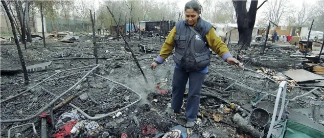  ??  ?? A fuoco Un campo rom abusivo alla periferia di Torino, in una foto d’archivio. Si stima che in Italia i rom e sinti residenti siano circa 180.000, in Ue sono 6 milioni