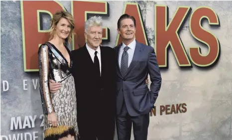  ?? FOTO: CHRIS PIZZELLO/DPA ?? Regisseur David Lynch (Mitte) mit den Schauspiel­ern Laura Dern und Kyle MacLachlan 2017 bei der Premiere der TV-Serie „Twin Peaks“.