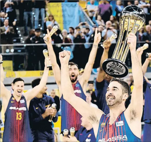  ??  ?? Juan Carlos Navarro aixeca el trofeu com a capità d’una secció que ha experiment­at una metamorfos­i amb el canvi d’entrenador