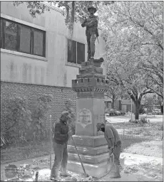  ?? JASON DEAREN/AP PHOTO ?? Workers begin removing a Confederat­e statue in Gainesvill­e, Fla., Monday.