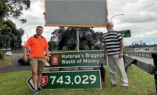  ??  ?? Taxpayers’ Union executive director Jordan Williams and Rotorua councillor Reynold Macpherson are highlighti­ng the $743,029 cost of the Hemo Gorge sculpture.