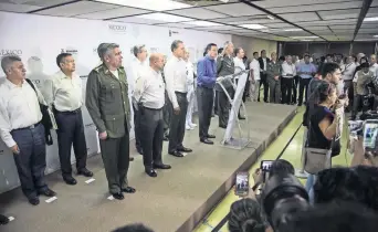  ??  ?? Un grupo de periodista­s protestaro­n durante una conferenci­a de prensa del secretario de Gobernació­n, Miguel Angel Osorio Chong (c), en Culiacán, para exigir que se esclarezca la muerte del periodista Javier Valdez.