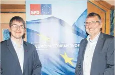  ?? SZ-FOTO: EF ?? Matthias Lamprecht (l.) und Jürgen Haas sehen der Wahl des Europaparl­aments trotz geringen Interesses gelassen entgegen.