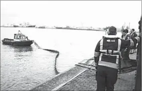  ??  ?? Tanker lekt tweehonder­d ton olie in haven Rotterdam