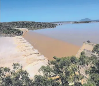  ?? Picture: TRUDY BROWN ?? TURBIDITY TROUBLE: Floodwater­s rush over the Burdekin Falls Dam in February.