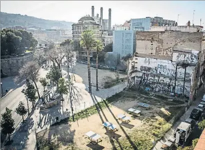  ?? LLIBERT TEIXIDÓ ?? Vista del solar donde debía alzarse el hotel del Praktik y que se ha convertido en un narcocampa­mento