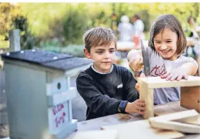  ?? RP-FOTO: STE-
PHAN KÖHLEN ?? Herbstfest Bürgergart­en, vl Maximilian und Finja (beide 7) bauen ein Vogelhaus.