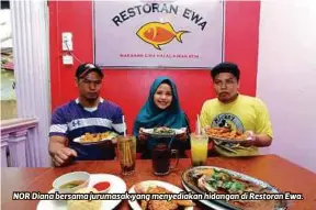  ??  ?? NOR Diana bersama jurumasak yang menyediaka­n hidangan di Restoran Ewa.