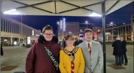  ?? ?? SWITCH ON:
Mayor of Barnsley, Coun Sarah Tattersall with consort Ethan Tattersall and young mayor Parish Trevy.