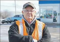  ?? SHARON MONTGOMERY­6-DUPE/CAPE BRETON POST ?? Crossing guard Raymond McLellan says he often sees drivers veering through the three-way intersecti­on at Union Highway and Emerald Street in River Ryan and is concerned someone is going to get hurt. He also says motorists are treating the three-way...