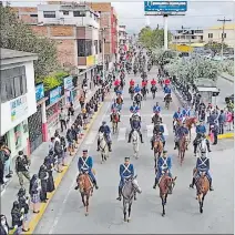  ?? PATRICIA OLEAS / EXPRESO ?? Riobamba. Las huestes libertaria­s arriban a esta capital de paso hacia Quito.