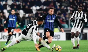  ?? AFP ?? Inter’s Matias Vecino (right) fights for the ball with Juventus’ Mehdi Benatia during the Serie A match. —