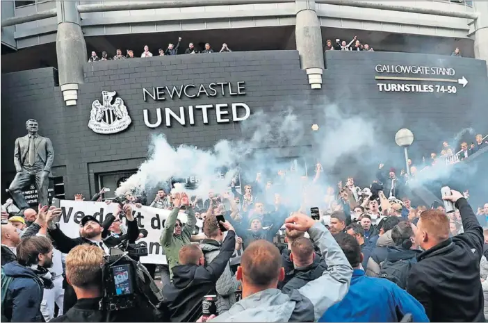  ?? ?? Los aficionado­s del Newcastle celebraron por todo lo alto en los alrededore­s del estadio la venta del club.