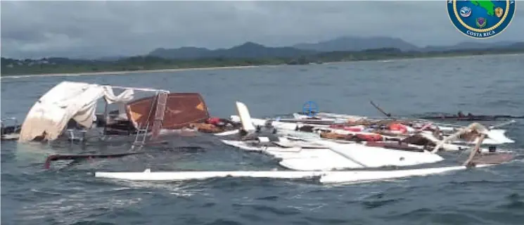  ?? Cortesía msp ?? En un recorrido por el sitio del naufragio, las autoridade­s encontraro­n partes del velero, que se hundió “en cinco minutos”, según su capitán.