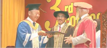  ??  ?? Tay (left) accepts his scroll fromYang Di-Pertua Negeri SarawakTun Pehin Sri AbdulTaib Mahmud, who is also UCTS chancellor – witnessed by the university registrar and Registry and Academic Affairs head Azmi Mohamed (centre).