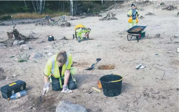  ?? FOTO: YLVA BERGMAN ?? RITUALPLAT­S. Arkeologer­na har hittat mellan 150 och 200 amulettrin­gar på en utgrävning­splats i Hjulsta.