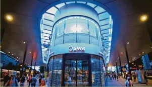  ?? Foto: swa ?? Das neue Kundencent­er der swa erstrahlt zentral am Königsplat­z in blauem Glanz.