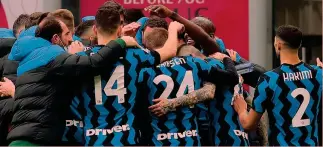  ??  ?? Gioia nerazzurra Tutta l’Inter esulta dopo il secondo gol di Lautaro Martinez nel derby: la vittoria per 3-0 sul Milan lancia sempre di più gli uomini di Antonio Conte nella corsa per lo scudetto