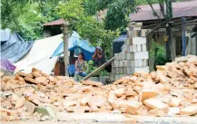  ??  ?? Sandra Martínez lleva más de 48 horas durmiendo con sus hijos y su esposo en un campamento improvisad­o en su patio, tras el sismo.