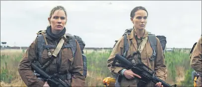  ?? [PARAMOUNT PICTURES/SKYDANCE] ?? Dr. Ventress (Jennifer Jason Leigh) and Lena (Natalie Portman) in “Annihilati­on”