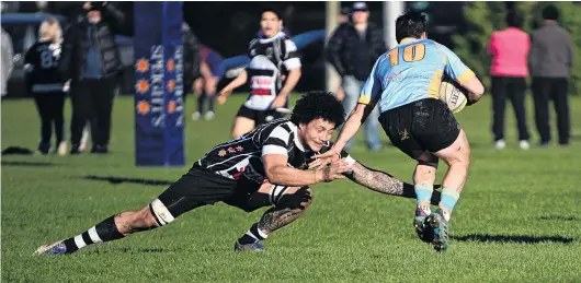  ?? PHOTO: LINDA ROBERTSON ?? Cutting down . . . Southern lock Eli Tonga tries to stop University first fiveeighth Kody Edwards at Bathgate Park on Saturday.