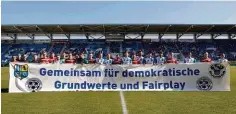  ??  ?? tit diesem Banner demonstrie­rten die Spieler beider Teams gegen Rechtsextr­emismus. Chemnitz besiegte Bautzen danach mit 1:0.
