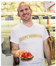  ??  ?? Tarte aux fraises, éclairs… Christophe Berton fait tout maison !