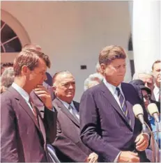  ??  ?? ► Robert y John Kennedy, en mayo de 1963.