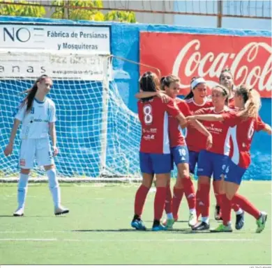  ?? UD TACUENSE ?? Las jugadoras del Tacuense celebran su primer gol al Pozoalbens­e, ante la resignació­n de Loba.
